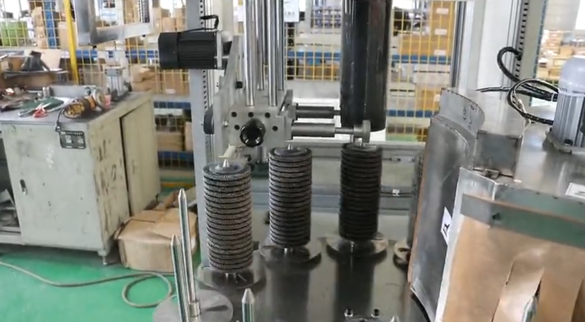 <b>新型包裝機(jī)轉(zhuǎn)盤式套膜機(jī)工作視頻</b>